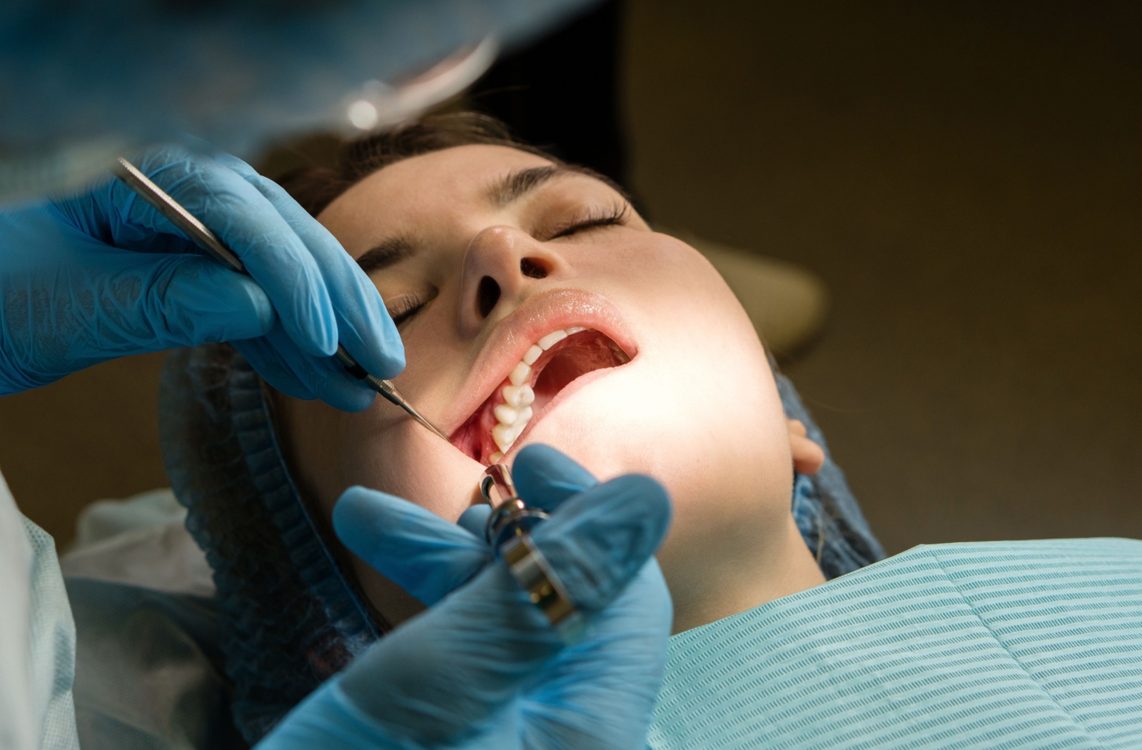 A person getting their wisdom teeth looked at while at the dentist